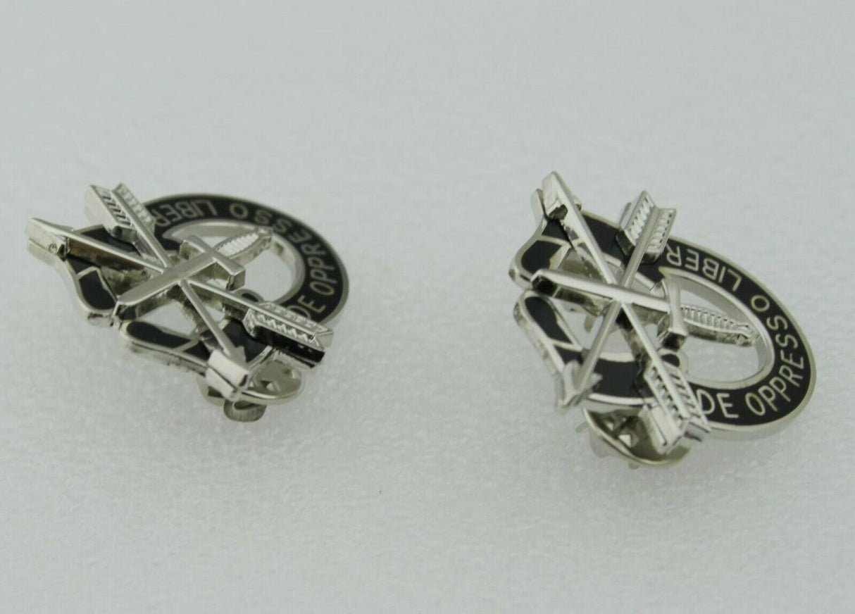 A Pair of US Army Special Forces Beret Cap Badge De Oppresso Liber Badge Lapel Pins